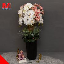 گلدان کنار سالنی با گل مصنوعی