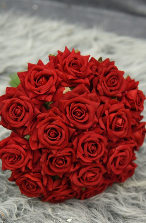دسته گل عروس قرمز با رز مخمل