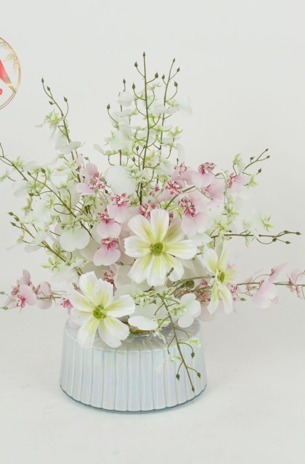 ترکیب لطافت و شکوه! گل ارکیده رقصان صورتی و مارگریت سفید در گلدان شیشهای ۷ رنگ – ظرافتی جاودان برای دکوراسیون شما ✨