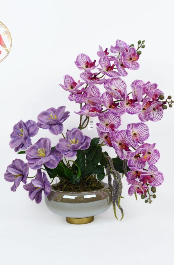 زیبایی جاودان – گلدان شیشه‌ای زیتونی با ارکیده و مگنولیا