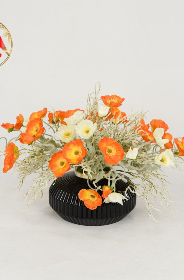 خرید گل مصنوعی شقایق نارنجی و سفید با شاخه برفکی و گلدان مشکی